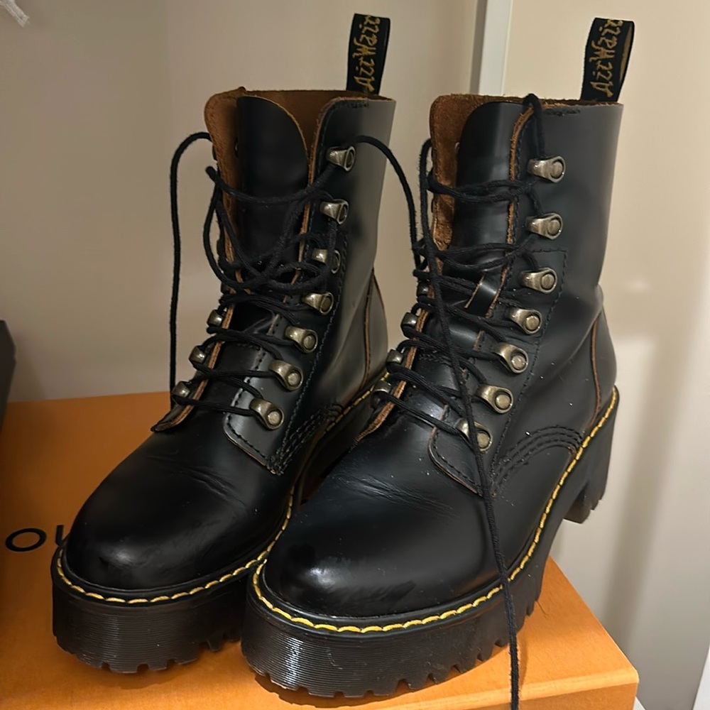 Dr Martens Leona Boots